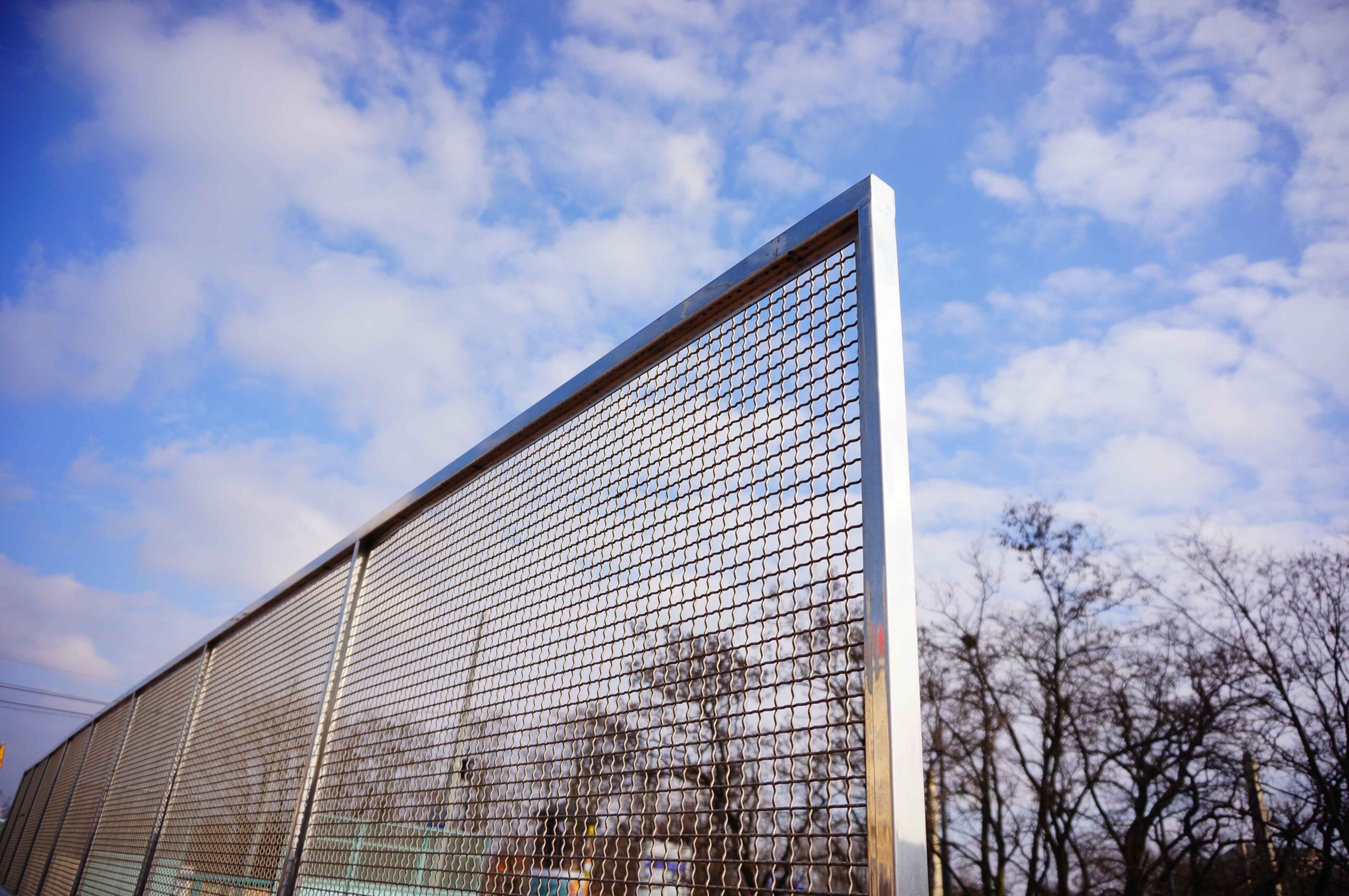 fence-near-tennis-courts-daytime_11zon